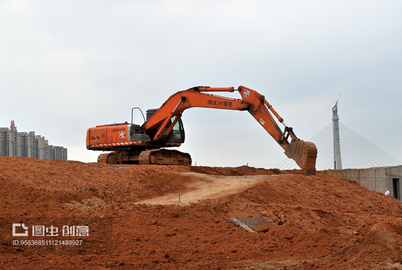 城市建设工地的大型机械设备